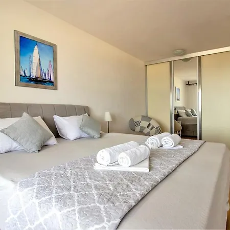 Znjan Beachfront Balcony 2plus2 Sea View דירה *