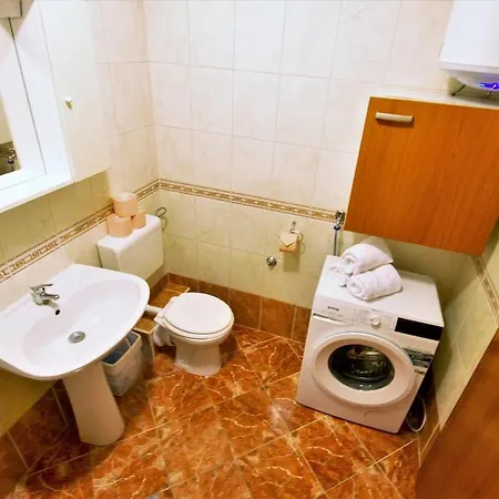 Znjan Beachfront Balcony 2plus2 Sea View Апартаменти