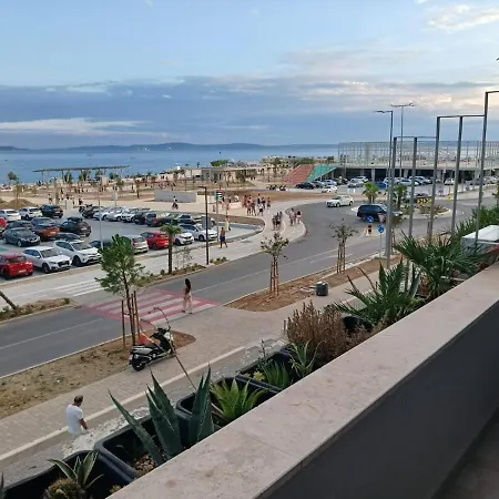 Znjan Beachfront Balcony 2plus2 Sea View Апартаменти