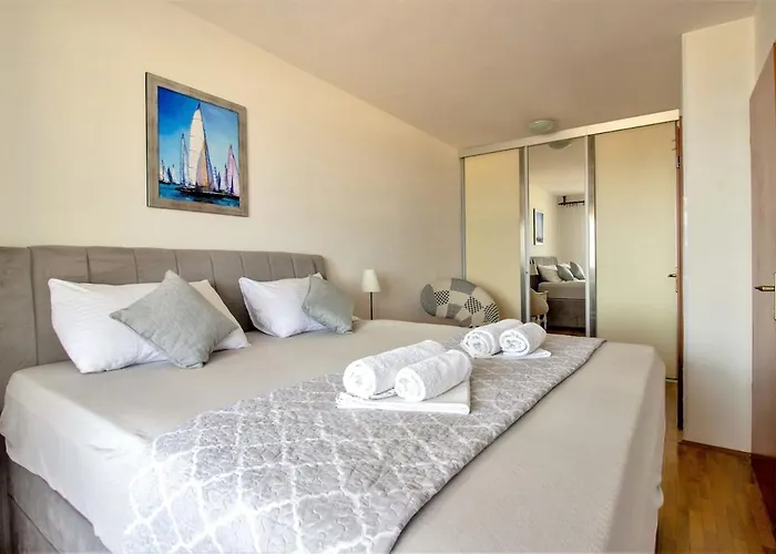 Znjan Beachfront Balcony 2plus2 Sea View דירה *