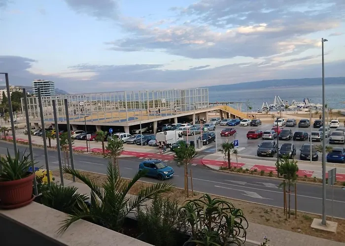 Апартаменти Znjan Beachfront Balcony 2plus2 Sea View Спліт