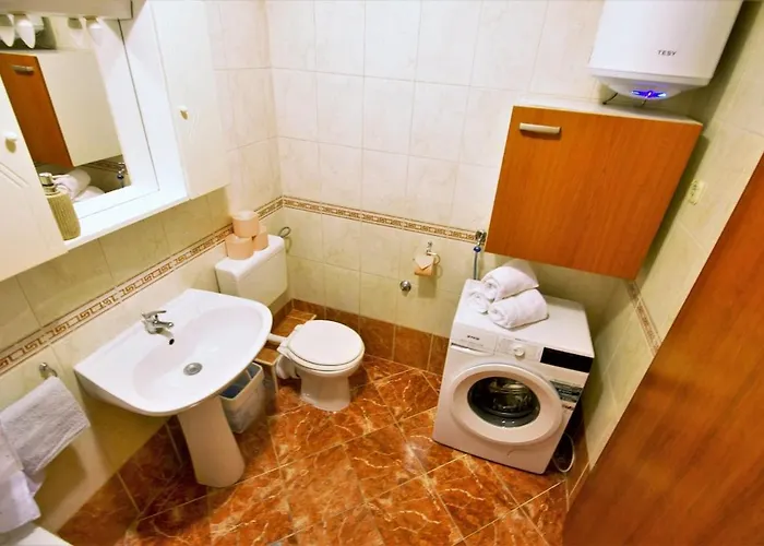 Znjan Beachfront Balcony 2plus2 Sea View דירה