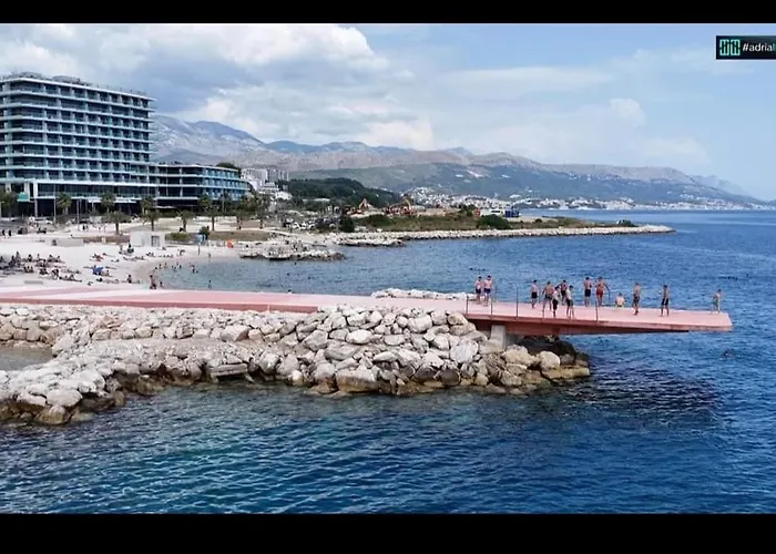 Znjan Beachfront Balcony 2plus2 Sea View Апартаменти