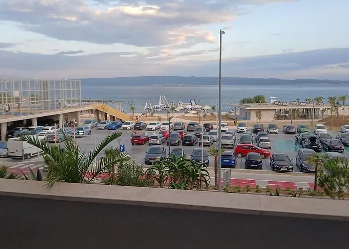 Znjan Beachfront Balcony 2plus2 Sea View Апартаменти *