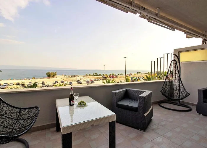 Апартаменти Znjan Beachfront Balcony 2plus2 Sea View Спліт