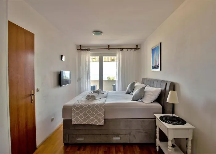 Апартаменти Znjan Beachfront Balcony 2plus2 Sea View Спліт