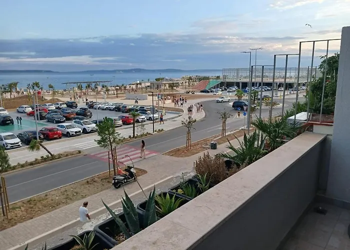 Znjan Beachfront Balcony 2plus2 Sea View Апартаменти