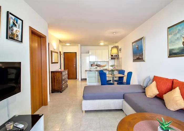 Znjan Beachfront Balcony 2plus2 Sea View 斯普利特