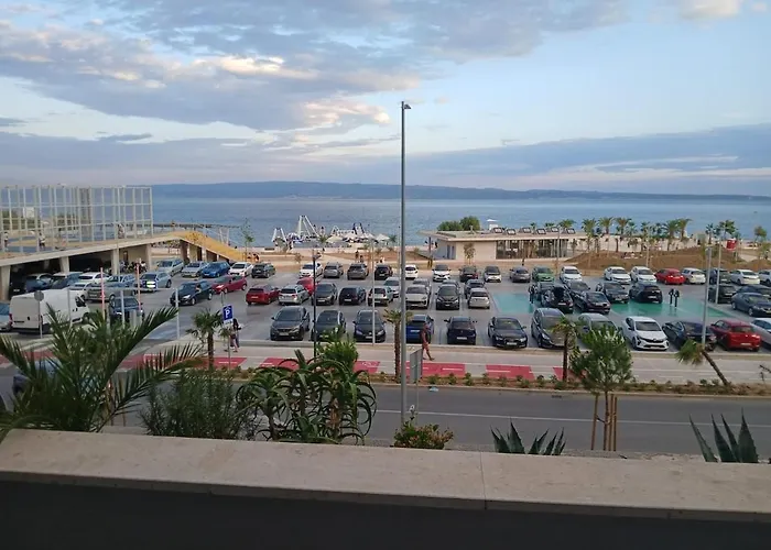 Znjan Beachfront Balcony 2plus2 Sea View * 斯普利特